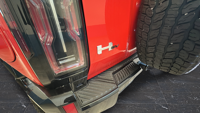 2025 GMC Hummer EV SUV 2X